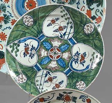 DELFT Earthenware plate with "four hearts" decoration on a green background. 18th...