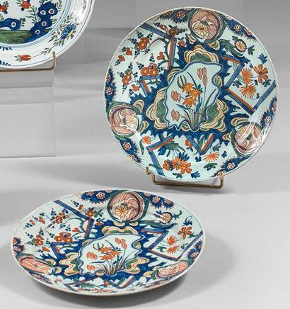 DELFT Pair of earthenware plates with polychrome decoration "à la foudre" of flowers,...