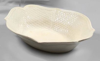 Manufacture du PONT-AUX-CHOUX à Paris Oval bowl with contoured edges in fine white...