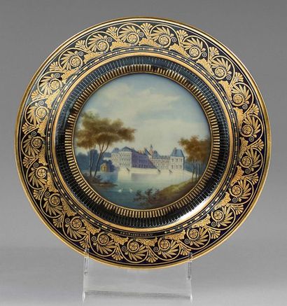 SEVRES OU PARIS Two hard porcelain plates of Sèvres or Paris, blue wings with gold...