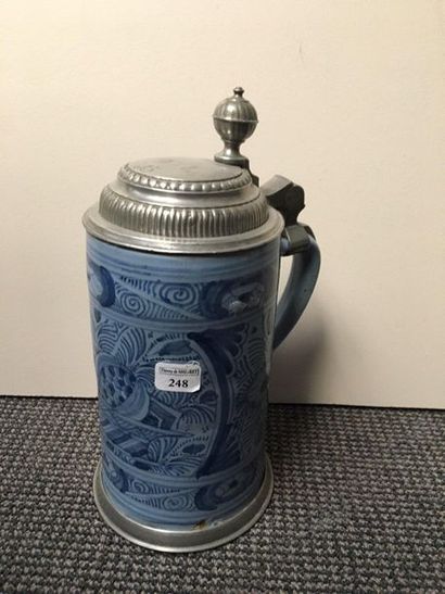 SALZBURG Chope cylindrique en faïence à décor en camaïeu bleu dans le goût de la...