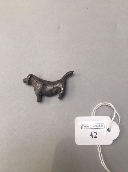  Stylized lion. Silver. Missing tail tip, traces of oxidation. Iran, Susa region,...
