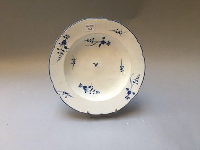 CHANTILLY Soup plate in soft paste porcelain, decorated in twig blue.
18th century.
Diameter:...