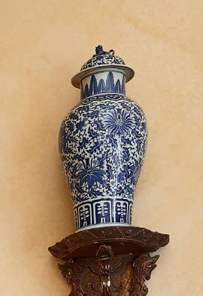null Paire de vases balustre couverts en porcelaine de Chine décor en blanc et bleu...