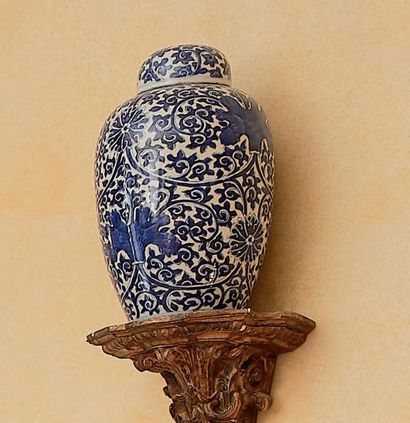 null Paire de pots couverts en porcelaine de Chine décor en blanc bleu de fleurs...