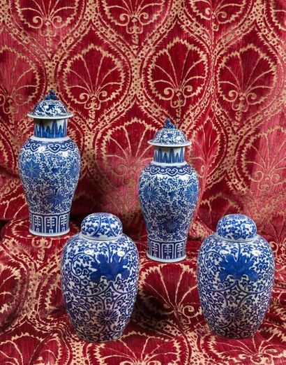 null Paire de pots couverts en porcelaine de Chine décor en blanc bleu de fleurs...