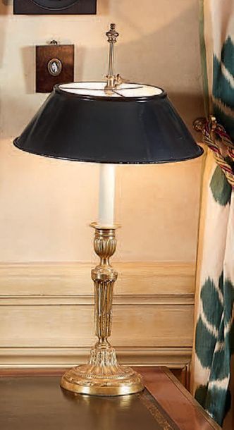 null Paire de flambeaux montés en lampe en bronze ciselé et doré, et tôle laquée,...