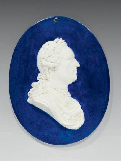 MENNECY Biscuit medallion representing the profile of Louis XV, in biscuit in a blue...