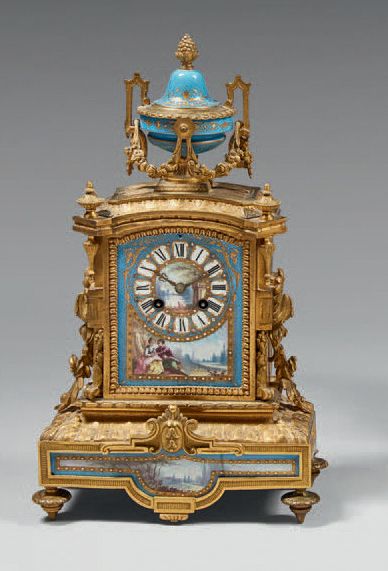 null Table clock in chased and gilded bronze and porcelain; a vase with detached...
