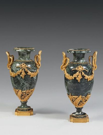 null Paire de vases en marbre vert de mer et bronze ciselé et doré; de forme ovoïde,...