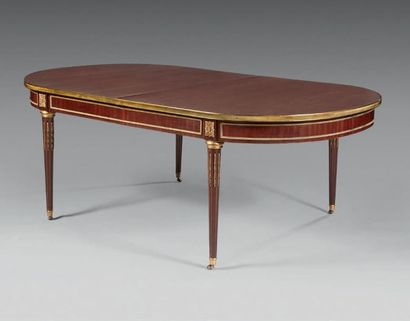 null Dining room table in mahogany and mahogany veneer with belt and central opening;...