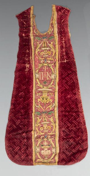 null Devant de chasuble en soie, velours et motifs appliqués.
Italie, XVIIe siècle.
H:...