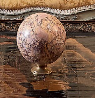 null Marble staircase ball, mounted on brass.
H: 17 cm