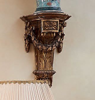 null Pair of wood and gilded stucco sconces, decorated with acanthus and oak leaves...