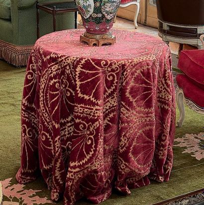 null Chiselled bush velvet with large stylised red flowers in interlacing patterns.
D:...