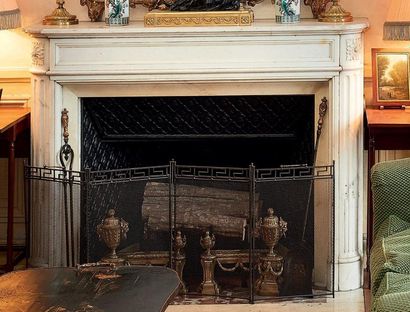 null Set of fireplace in beaten metal and chased and gilded bronze, including a shovel...