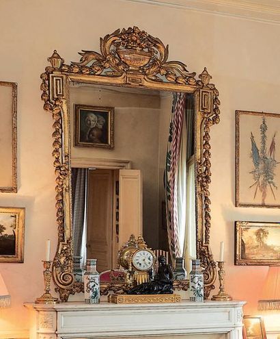 null Miroir en bois sculpté et doré, à décor de grecques, de fleurs et de guirlandes,...