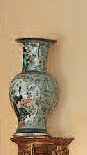 null Paire de vases de forme balustre en porcelaine de la Chine, décor en émaux de...