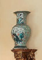 null Paire de vases de forme balustre en porcelaine de la Chine, décor en émaux de...