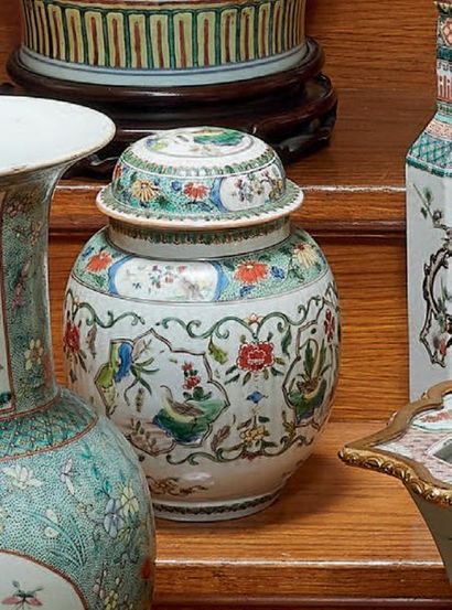 null Pot couvert en porcelaine de Chine, décor en émaux de la famille verte d'oiseaux...
