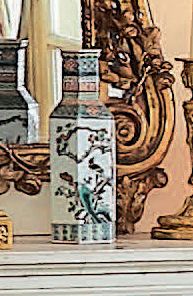 null Paire de vases hexagonaux en porcelaine de la Chine, décor en émaux de la famille...