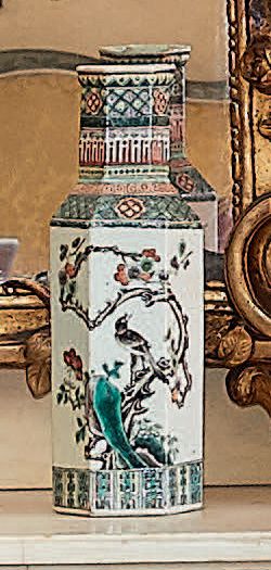 null Paire de vases hexagonaux en porcelaine de la Chine, décor en émaux de la famille...