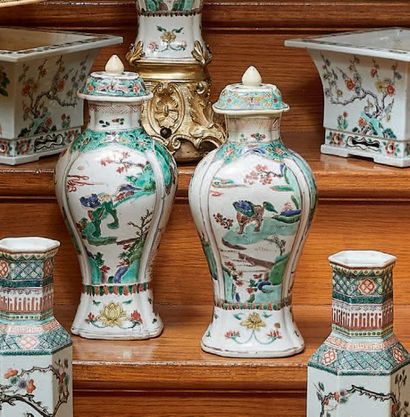 null Pair of covered vases in Chinese porcelain, decorated with enamels of the green...