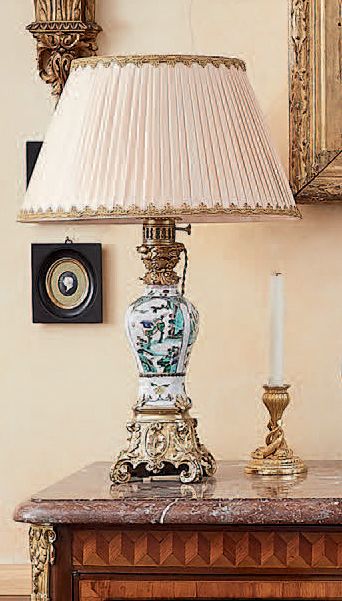 null Paire de vases montés en lampe en porcelaine de Chine, décor en émaux de la...