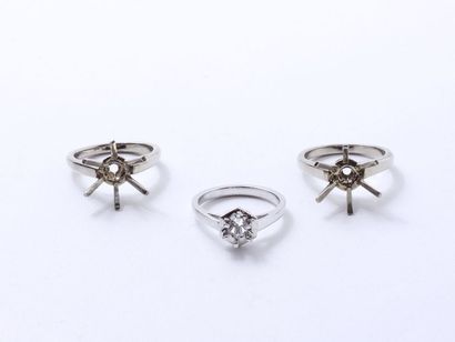 null KREISS
Set in 750 thousandths white gold, consisting of 3 solitaire ring mounts....