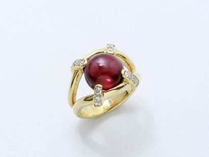 null KREISS
Bague en or 750 millièmes godronné, ornée d'un cabochon de tourmaline...