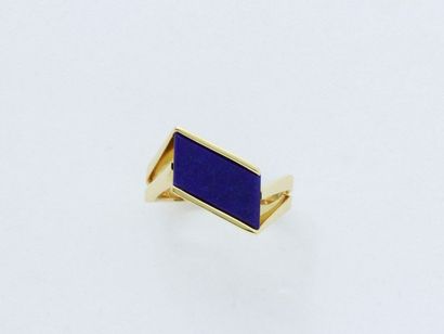 null Bague en or 750 millièmes, la monture stylisée habillée d'une plaque en lapis-lazuli...
