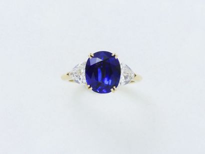 null KREISS
Bague en or 750 millièmes, ornée d'un saphir taille coussin en serti...