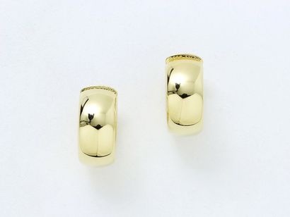 null KREISS
Paire de petites boucles d'oreilles créoles en or 750 millièmes. Signées,...