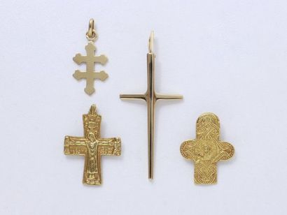 null Lot en or 750 millièmes, composé de 4 pendentifs croix, dont 2 à décor ciselé...