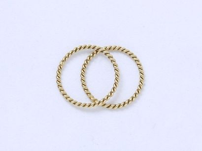 null Gold lot 750 thousandths, composed of 2 twisted wedding rings. French work.
Weight:...