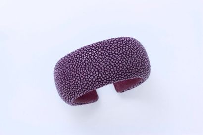 null Bracelet jonc ouvert en galuchat violet.
Dim int: 5.2 x 5 cm. Larg: 3 cm.