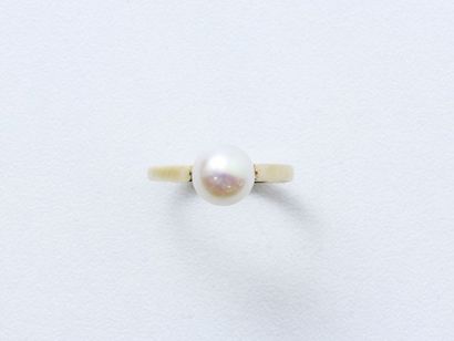 null KREISS
Gold ring 750 thousandths, decorated with a cultured pearl of about 7.3...