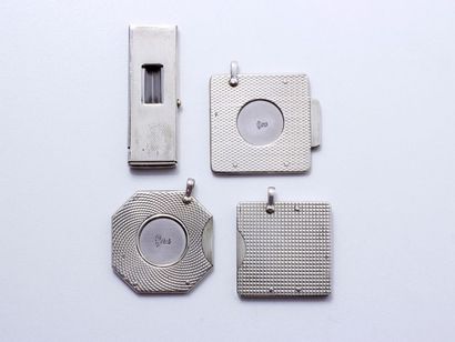 null Set of 4 guilloché silver cigar cutters.
Foreign work (800°/°°).
Weight: 120...