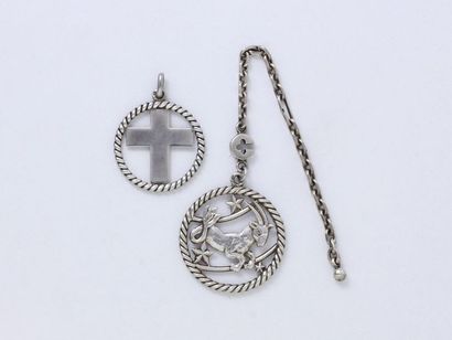 null Silver lot consisting of a keychain with a capricorn and a cross pendant.
Small...