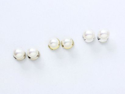 null Two-tone 750 thousandths gold lot, consisting of 3 pairs of ear studs decorated...