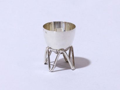 null Egg cup in plain silver, the foot formed of 4 tube supports.
By Puiforcat, Minerva...