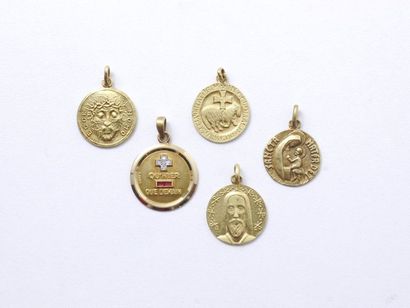 null Lot en or 750 millièmes, composé de 4 médailles religieuses et d'un pendentif...