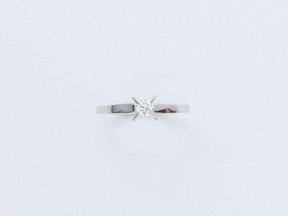 null Solitaire ring in white gold 750 thousandths, set with a brilliant-cut diamond...