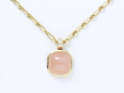 null KREISS
Pendant in 750 thousandths gold, adorned with an orange moonstone cabochon...