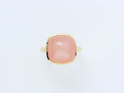 null KREISS
Ring in 750 thousandths rose gold, set with an orange moonstone cabochon...