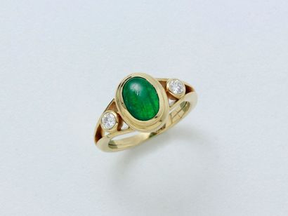 null Ring in 750 thousandths gold, set with a stepped emerald cabochon in a closed...