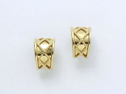 null KREISS
Pair of 750 thousandths gold ear clips decorated with a twisted string....