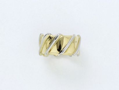 null KREISS
Ring 2 shades of gold 750 thousandths, with grooved decoration of gadroons...