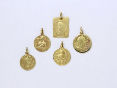 null Gold lot 750 thousandths, composed of 5 religious medals. French work.
Weight:...