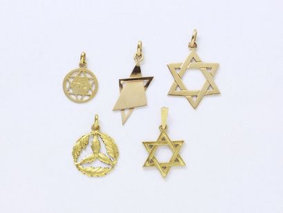 null Gold lot 750 thousandths, composed of 4 religious pendants stylizing the star...